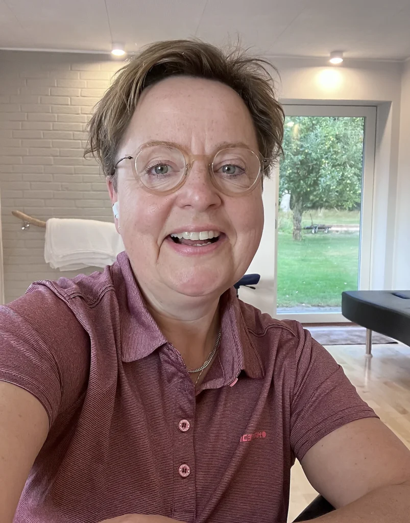 Lotte Krogh, autoriseret kiropraktor, i behandlingsrummet på Sølstedgårdvej 11C i Løgumkloster med udsigt til haven